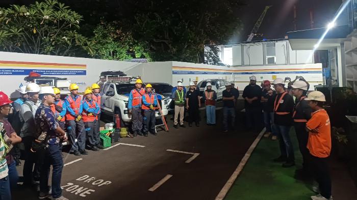 Petugas PLN UP3 Menteng dan PAM Jaya melakukan briefing