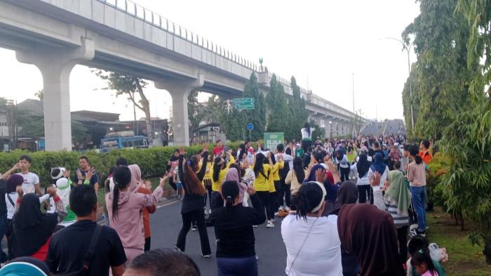 Suasana senam sehat di CFD Palembang di depan Universitas Kader Bangsa