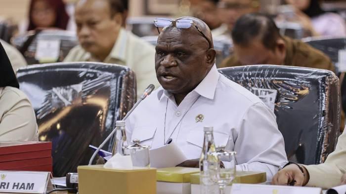 BEGAL DITEMBAK - Menteri HAM Natalius Pigai menyampaikan paparan pada rapat kerja dengan Komisi XIII DPR di Kompleks Parlemen, Senayan, Jakarta, Senin (2/2/2026). Pigai baru-baru ini menyatakan menolak wacana untuk begal ditembak ditempat.