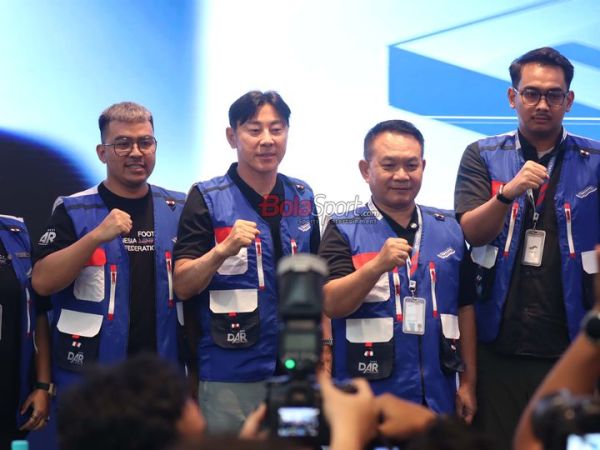 (Dari kiri ke kanan) Lutpi Ginanjar (Sekjen Federasi Football 7 Indonesia), Shin Tae-yong (Technical Advisor Coach Football 7 Indonesia), dan Dudung Abdurachman (Ketua Federasi Football 7 Indonesia) sedang foto bersama di Menara Imperium, Kuningan, Jakarta, Kamis (30/4/2026).