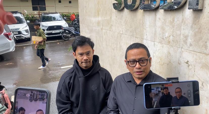 BERHARAP DAMAI - Insanul Fahmi sambangi Polda Metro Jaya untuk melakukan pemeriksaan atas laporan Inara Rusli berkait dugaan penipuan dengan agenda perdamaian, Rabu (21/1/2026). (Tribunnews.com/Fauzi Alamsyah).