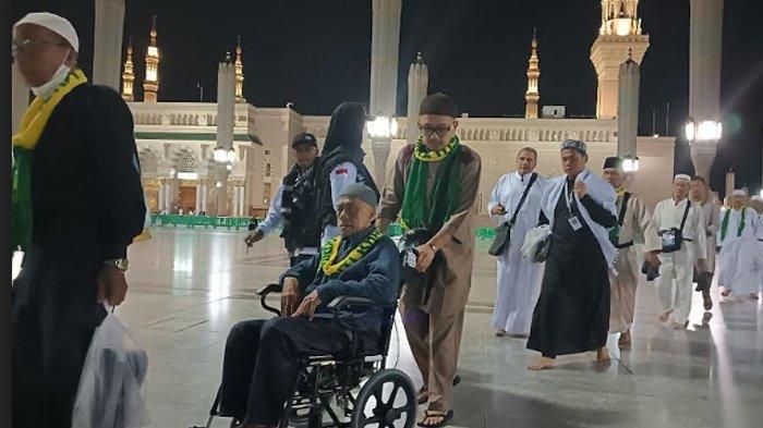 ROMBONGAN jemaah calon haji (JCH) Indonesia saat melaksanakan Ziarah ke Makam Nabi Muhammad SAW dan Raudhah di Masjid Nabawi Madinah, Seni 13 Mei 2024 malam Waktu Arab Saudi (WAS).