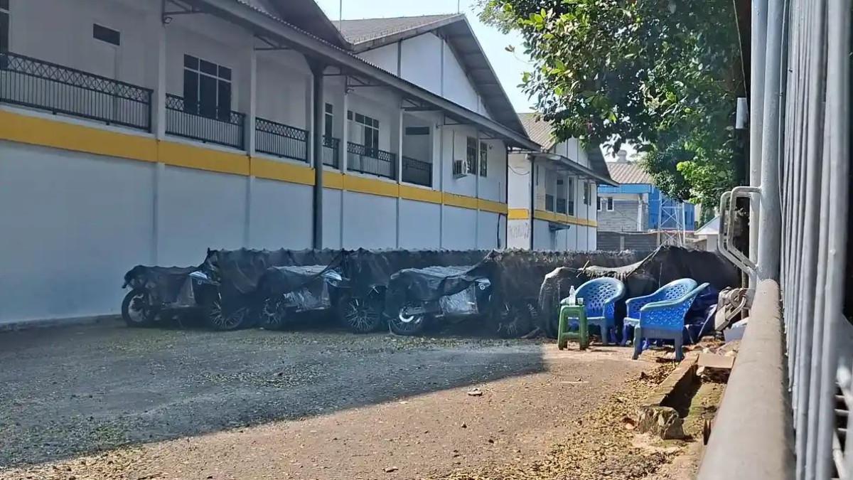 NASIB MOTOR BGN - Penampakan kendaraan listrik untuk operasional MBG terpakir di gudang yang berada di kawasan industri Sentul, Kabupaten Bogor, Sabtu (6/6/2026).