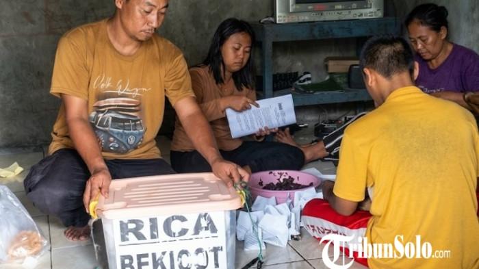 PENJUAL BEKICOT GORENG - Wijiyanto (44) warga Kampung Kerten RT 4, RW 8 Kelurahan Jantiharjo, Kecamatan / Kabupaten Karanganyar merebus daging bekicot beberapa kali untuk membuang lendir dan kotoran agar aman dikonsumsi.