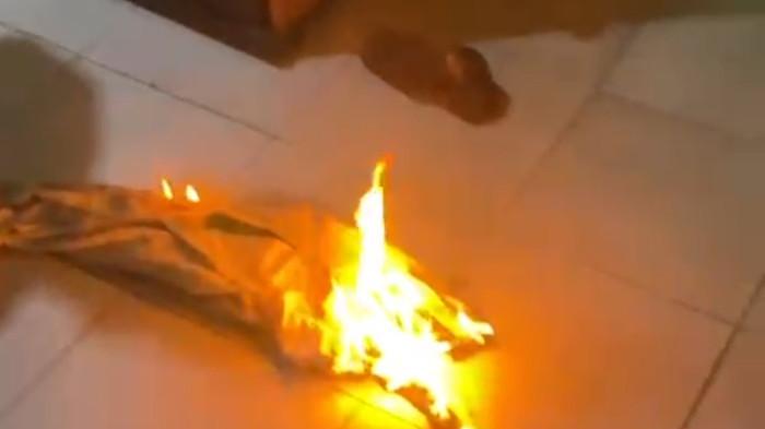 TERBAKAR - Api membakar baju di depan kamar mandi, di ruang tengah rumah Agusyani di Seyegan, Sleman, pada Sabtu (6/6/2026) dini hari. Total sudah ada 107 kali kejadian kebakaran sejak pertama kali api misterius muncul pada Jumat 22/5/2026) lalu.