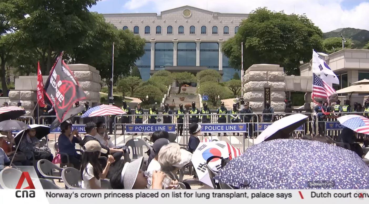 PEMILU KOREA SELETAN - Tangkap layar YouTube CNA 5 Juni 2026 memperlihatkan warga berdemo di depan Gedung Pengadilan Tinggi Seoul (Seoul High Court) Korea Selatan. Kekurangan surat suara di puluhan TPS menyebabkan gangguan pemungutan suara dalam pemilu lokal Korea Selatan dan memicu protes ribuan warga.