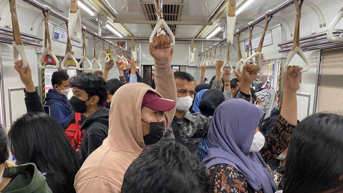 KONDISI DALAM KRL - Kepadatan di dalam KRL jurusan Tanah Abang-Rangkasbitung pada Selasa (28/3/2023). Foto: Ilustrasi.