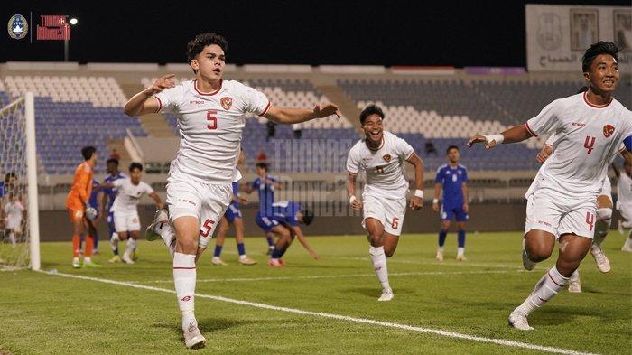 Bek Timnas Indonesia U17, Mathew Baker mencetak gol pertama timnya saat melawan Kuwait dalam laga pertama kualifikasi Piala Asia U17 2025 di Abdullah Al Khalifa Stadium, Rabu (23/10/2024) malam.