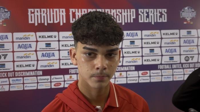 DEBUT MATTHEW BAKER - Pemain belakang Timnas Indonesia, Matthew Baker, memberikan keterangan pers kepada awak media di area mixed zone Stadion Utama Gelora Bung Karno (SUGBK), Jakarta, Jumat (5/6/2026). Remaja berusia 17 tahun tersebut tidak bisa menyembunyikan rasa harunya setelah resmi mencatatkan diri sebagai pemain termuda sepanjang sejarah skuad senior Garuda saat menghadapi Oman.