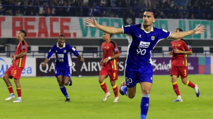 Pemain Persib, Andrew Jung melakukan selebrasi setelah mencetak gol ke gawang Selangor FC dari titik putih, pada laga ketiga babak penyisihan Grup G AFC Champions League Two (ACL 2), di Stadion Gelora Bandung Lautan Api (GBLA), Kota Bandung, Jawa Barat, Kamis (23/10/2025).