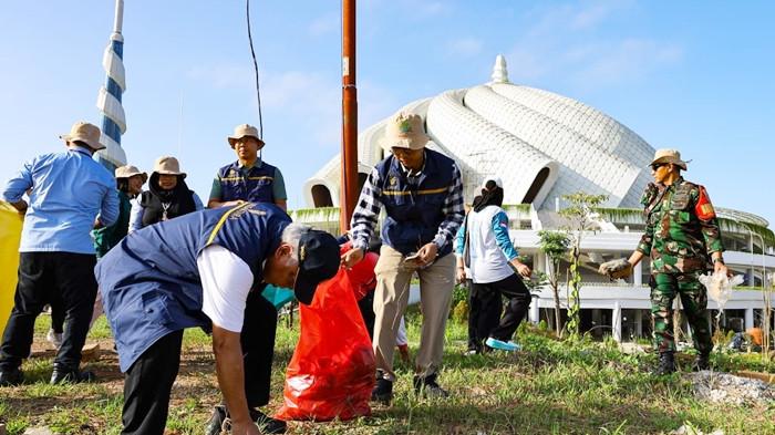 SAMPAH DI IKN - Kepala Otorita Ibu Kota Nusantara (IKN) Basuki Hadimuljono dan 300 relawan lingkungan atau green warrior memungut sampah di kawasan Masjid Negara Ibu Kota Nusantara (IKN).