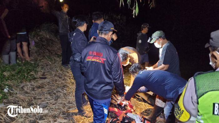 EVAKUASI - Proses evakuasi jenazah seorang kakek ditemukan mengapung di aliran Sungai Dengkeng, Desa Babadan, Kecamatan Karangdowo, Kabupaten Klaten, Minggu (7/6/2026). Korban diketahui memiliki riwayat penyakit epilepsi dan diperkirakan telah meninggal selama empat hari sebelum ditemukan.