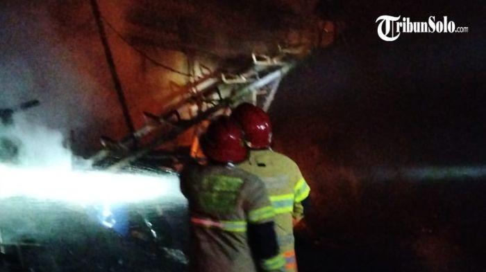 DILALAP API - Ruang spinning batu bara di eks pabrik PT Sritex Kabupaten Sukoharjo ludes dilahap si jago merah, Sabtu(6/6/2026) malam. Insiden tersebut menyebabkan kerugian yang ditaksir mencapai ratusan juta rupiah.