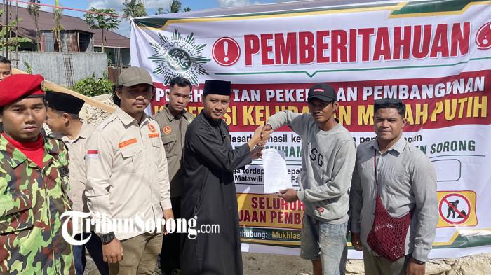SETOP SEMENTARA PROYEK KKMP - Pimpinan Daerah Muhammadiyah (PDM) Kabupaten Sorong bersama Organisasi Otonom (Ortom) Muhammadiyah menyerahkan poin tuntutan agar menyetop sementara pembangunan gedung Koperasi Kelurahan Merah Putih (KKMP) di Kelurahan Malawili, Distrik Aimas, Kabupaten Sorong, Papua Barat Daya yang dihentikan sementara , Minggu (7/6/2026).