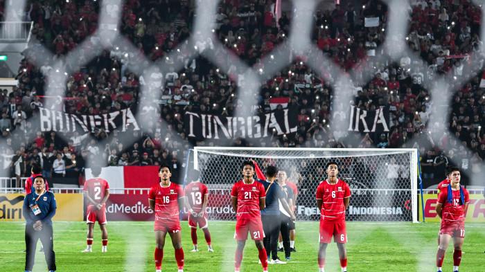 PIALA AFF U19 - Sejumlah Pemain Timnas Indonesia U19 memberikan penghormatan kepada penonton usai menang melawan Myanmar dengan skor akhir 3-0 pada Pertandingan Sepak Bola Piala AFF U19 di Stadion Utama Sumatra Utara, Kabupaten Deli Serdang, Senin Malam (1/6/2026).