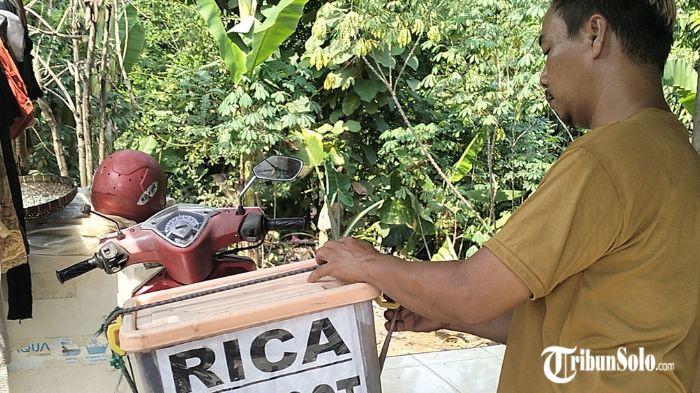 SIAP JUALAN - Wijiyanto (44) sebelum bersiap jualan bekicot goreng, belum lama ini. Warga Kampung Kerten RT 4, RW 8 Kelurahan Jantiharjo, Kecamatan / Kabupaten Karanganyar ini berjualan di Alun-alun Karanganyar.