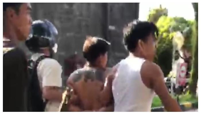 MENYERANG - Seorang pemuda menyerang dua warga pakai sajam di Jalan G Obos VI, Palangka Raya, Minggu (7/6/2026).