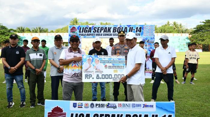 Wabup HSS Suriani menyerahkan bantuan operasional klub sepak bola di HSS.