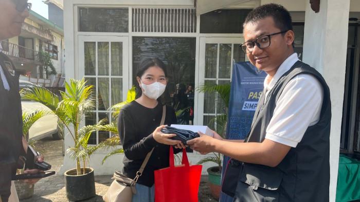 Warga yang berolahraga di kawasan Car Free Day (CFD) Jalan MT Haryono, 01