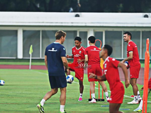 Marselino Ferdinan (kiri) sedang menjalani sesi latihan bersama Timnas Indonesia di Stadion Madya, Senayan, Jakarta, Minggu (7/6/2026).