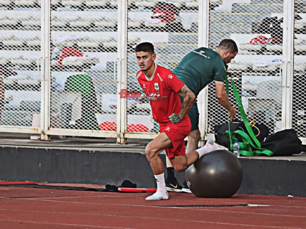 Mees Hilgers  tampak latihan terpisah bersama Timnas Indonesia di Stadion Madya, Senayan, Jakarta, Minggu (7/6/2026).