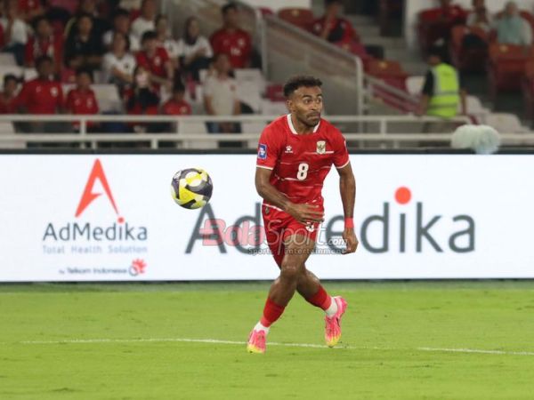 Yakob Sayuri sedang menguasai bola saat memperkuat Timnas Indonesia  di Stadion Utama Gelora Bung Karno, Senayan, Jakarta, Jumat (27/3/2026).