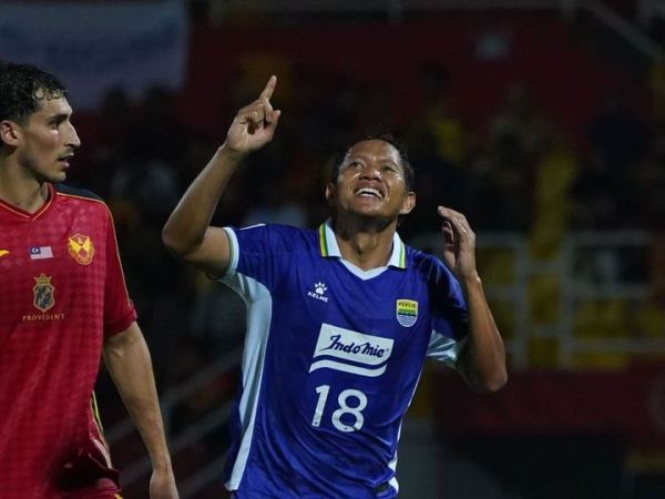 Gelandang Persib Bandung, Adam Alis, saat selebrasi seusai berhasil mencetak gol ke gawang Selangor FC dalam laga keempat AFC Champions League Two 2025/2026, di Stadion Petaling Jaya, Malaysia, Kamis (6/11/2025).
