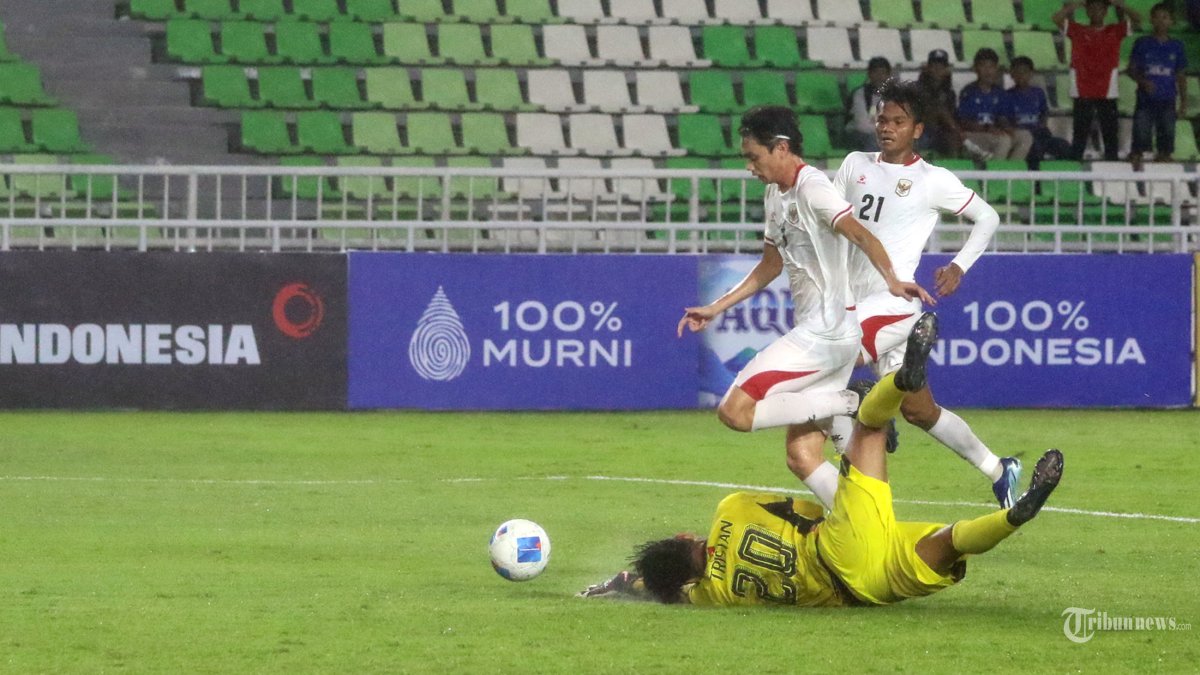 MENANG - Pesepakbola timnas Indonesia Reno Salampessy berusaha melewati penjaga gawang timnas Timor Leste sebelum mencetak gol pada lanjutan pertandingan grup A Piala AFF U-19, di Stadion Utama Sumatra Utara, Deliserdang, Kamis (4/6/2026). Timnas Indonesia berhasil menang telak atas timnas Timor Leste dengan skor 3-0. TRIBUN MEDAN/DANIL SIREGAR