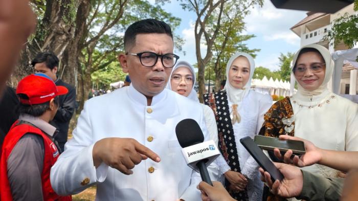 GUBERNUR BANTEN - Gubernur Banten, Andra Soni angkat bicara soal kasus pencemaran radioaktif cesium-137 yang terjadi di Kawasan Industri Modern Cikande, Kabupaten Serang, Banten saat menghadiri Festival Jajanan Banten dalam rangka HUT ke-25 Banten, Sabtu (4/10/2025).