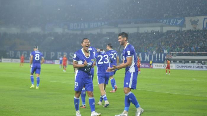 SELEBRASI - Pemain Persib Bandung, Adam Alis melakukan selebrasi setelah mencetak gol ke gawang Selangor FC pada pertandingan lanjutan Grup G AFC Champions League Two (ACL 2), pada Kamis (23/10/2025) malam WIB.