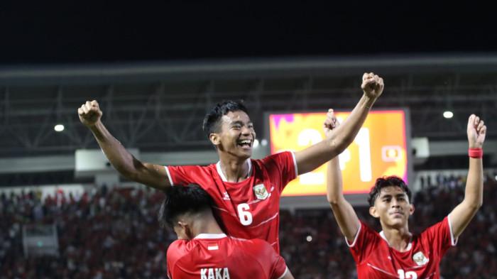 INDONESIA VS VIETNAM- Selebrasi pesepakbola timnas Indonesia Evandra seusai mencetak gol lewat titik putih ke gawang timnas Vietnam pada lanjutan pertandingan grup A Piala AFF U-19, di Stadion Utama Sumatra Utara, Deliserdang, Minggu (7/6/2026). TRIBUN MEDAN/DANIL SIREGAR