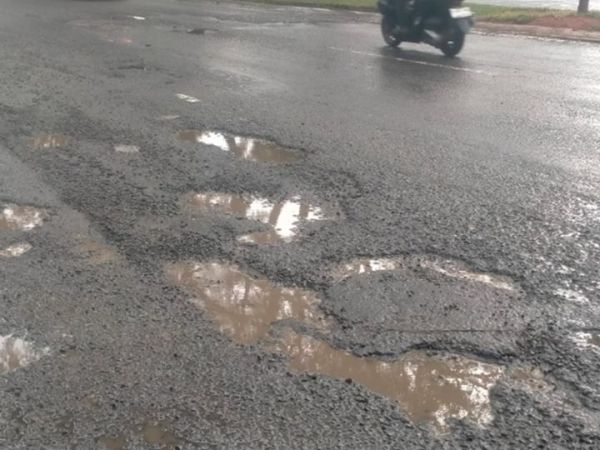 Ilustrasi motor bekas lewat jalan rusak