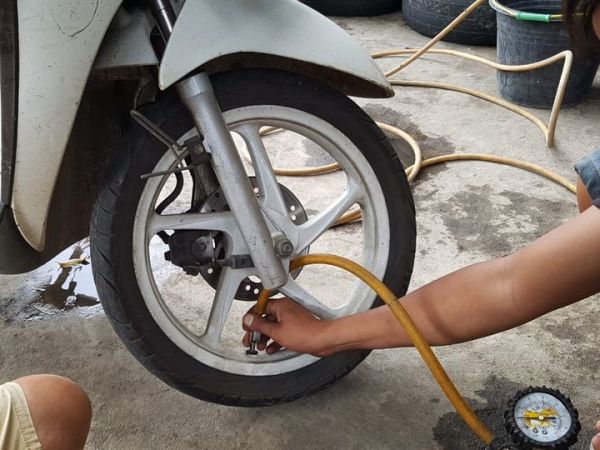 Pastikan tekanan angin ban selalu dalam kondisi ideal