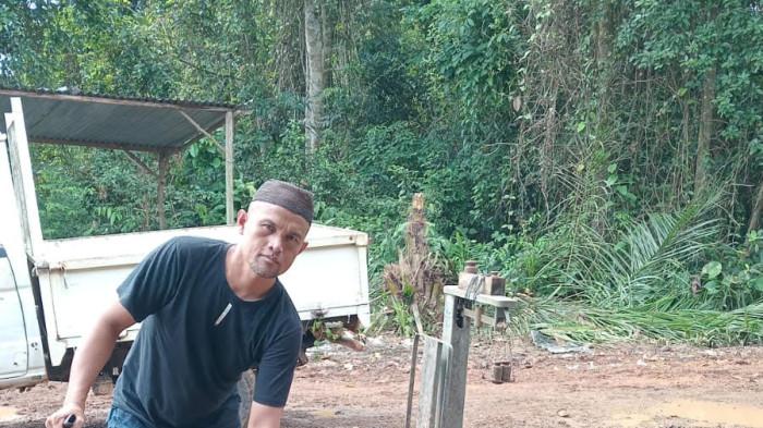 PETANI SAWIT – Petani sawit asal Desa Jeriji, Bangka Selatan Yanto mengeluhkan anjloknya harga tandan buah segar (TBS) kelapa sawit. Foto diambil, Jumat (22/5/2026).