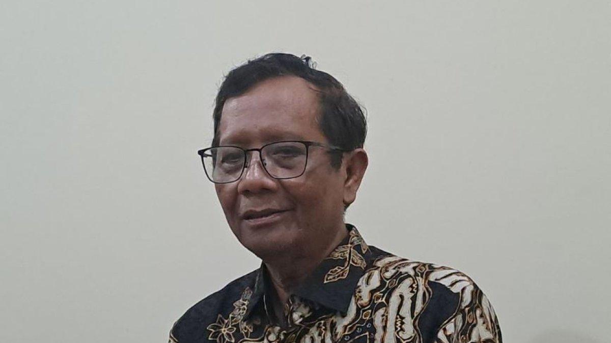 Mantan Menteri Koordinator bidang Politik, Hukum, dan Keamanan (Menko Polhukam) Mahfud MD, di Kota Solo, Jawa Tengah (Jateng), pada Kamis (27/2/2025).
