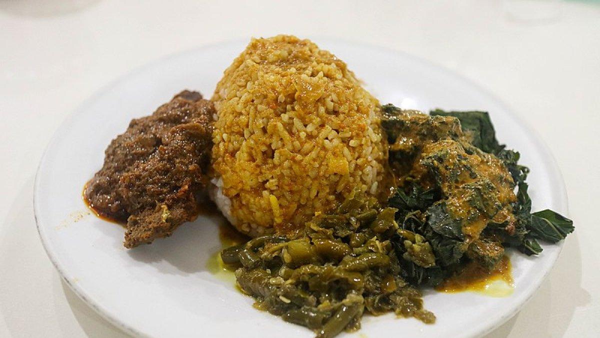 Ilustrasi nasi Padang dengan lauk rendang untuk menu makan siang.