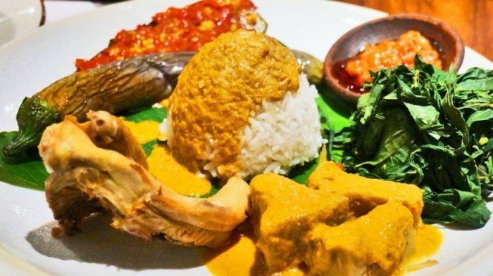Ilustrasi nasi Padang dengan lauk terong balado, ayam gulai, dan sayur nangka untuk menu makan siang.