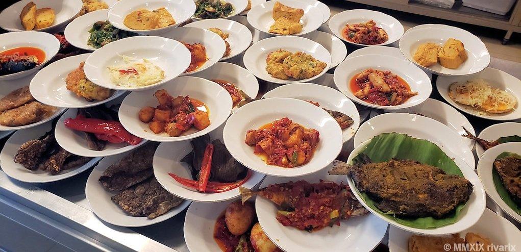 Ilustrasi aneka lauk masakan Padang untuk menu makan siang.