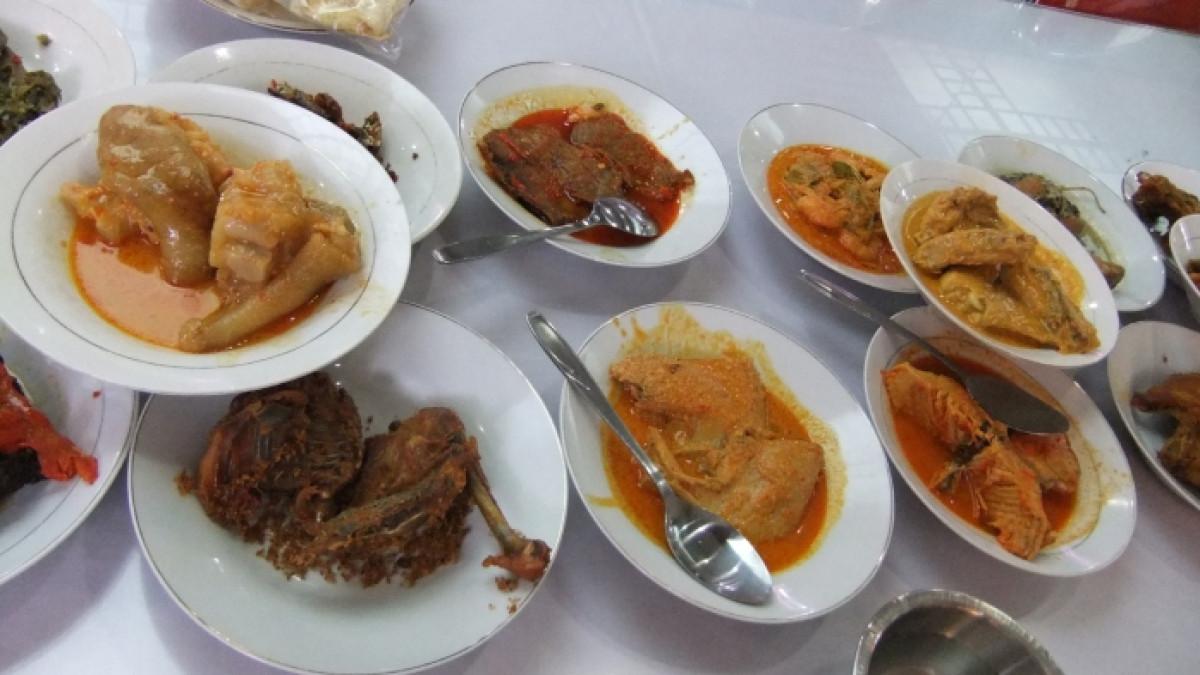 Ilustrasi aneka lauk masakan Padang untuk menu makan siang.