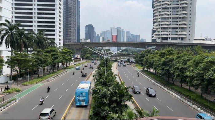 Jalan Sudirman tampak lengang di hari pertama libur dan cuti bersama Lebaran 2024, Senin (8/4/2024).