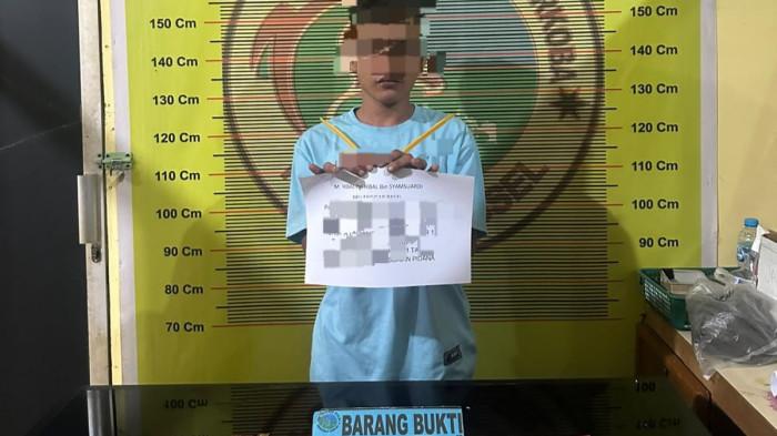 PENYALAHGUNAAN NARKOTIKA - Tersangka penyalahgunaan narkotika jenis sabu berinisial MI (25), seorang oknum mahasiswa, saat diamankan di Mapolres Pesisir Selatan beserta sejumlah barang bukti hasil sitaan Satresnarkoba Polres Pesisir Selatan, Sabtu (6/6/2026). Dari tangan pemuda tersebut, polisi berhasil mengamankan barang bukti berupa delapan paket kecil diduga narkotika jenis sabu siap edar, satu unit ponsel, dompet, kunci beserta sepeda motor, dan uang tunai senilai Rp300 ribu.