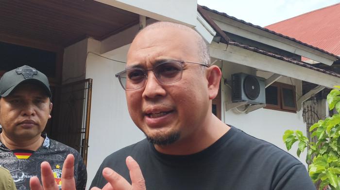 LAPORAN ABU JANDA - Ketua Umum DPP Ikatan Keluarga Minang (IKM), Andre Rosiade, memberikan keterangan terkait perkembangan laporan terhadap Permadi Arya alias Abu Janda atas dugaan ujaran kebencian terhadap masyarakat Sumatera Barat dan etnis Minangkabau, Minggu (7/6/2026). Andre meminta masyarakat tetap tenang dan mempercayakan proses hukum kepada pihak kepolisian.