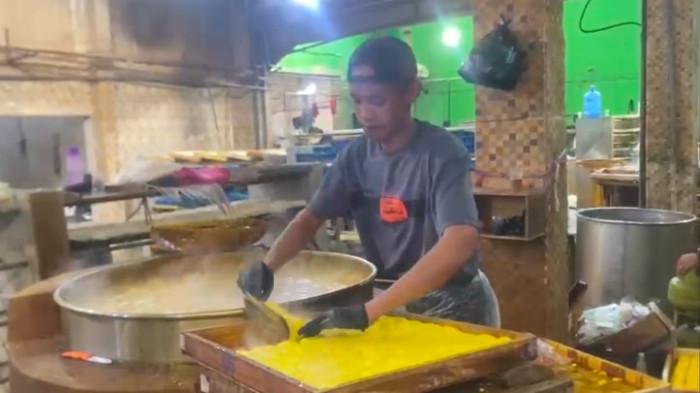 Kenaikan harga kedelai hingga Rp11.000 per kilogram mulai memukul industri tahu di Kota Bandung, salah satunya Pabrik Tahu Susu Sutra Cibuntu yang terpaksa memangkas produksi harian.