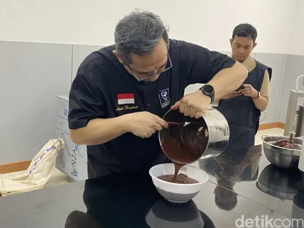 Chef Louis Tanuhadi, Director dan Executive Chef di APCA Indonesia sedang menjelaskann soal karakteristik biji cokelat