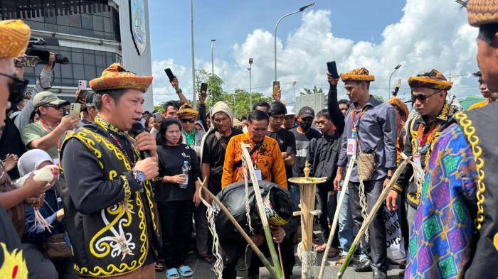 AKSI DAMAI-Ratusan penambang rakyat dari Kecamatan Sekatak, Kabupaten Bulungan, mendatangi Kantor Gubernur Kalimantan Utara untuk menyuarakan aspirasi terkait perizinan tambang rakyat. Aksi damai tersebut diawali dengan ritual adat Dayak Lundayeh sebagai simbol penghormatan dan penyampaian harapan kepada pemerintah