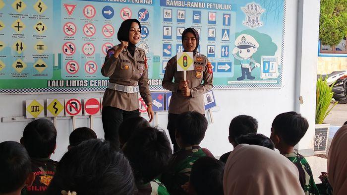 POLISI SAHABAT ANAK - Suasana ceria dan penuh semangat terlihat di Mapolres Ciamis saat puluhan siswa TK Ade Irma Ciamis mengikuti program Polisi Sahabat Anak (Polsanak) yang digelar Satlantas Polres Ciamis, Senin (8/6/2026).