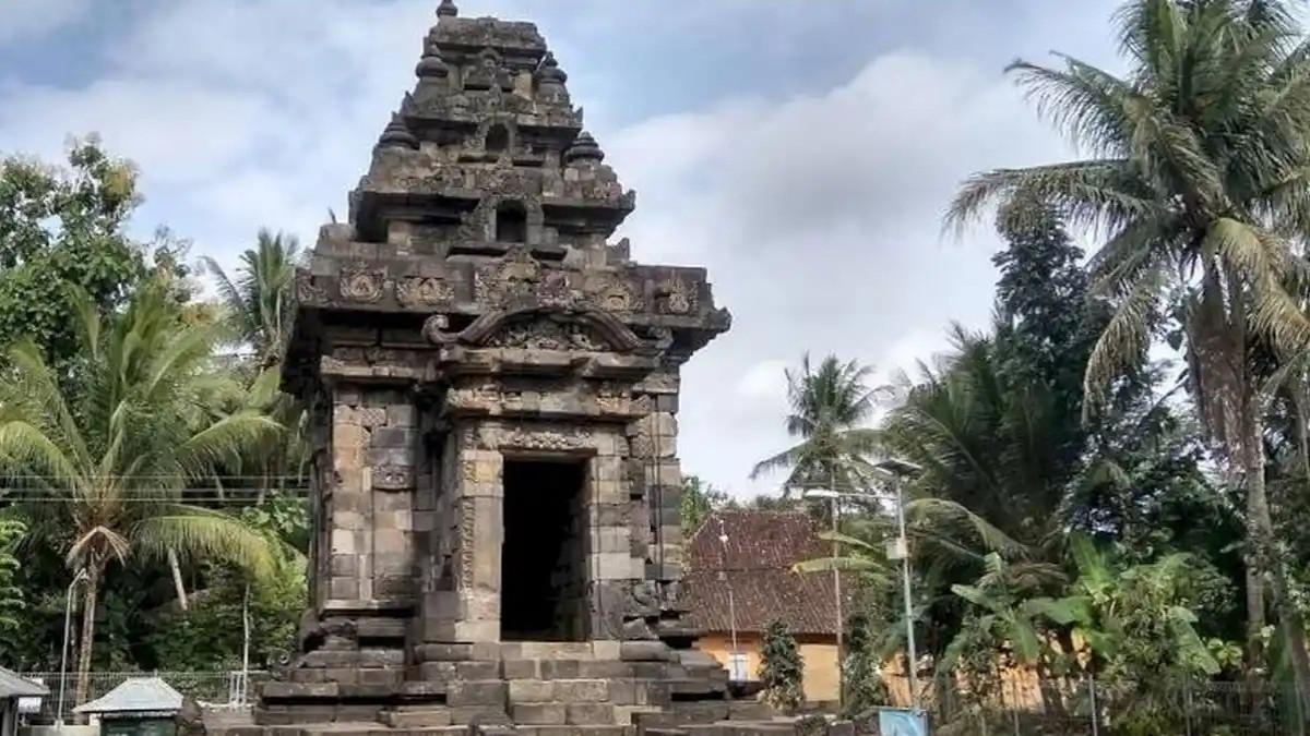 WISATA KLATEN - Pemandangan di Candi Merak, Karanganom, Klaten, Jawa Tengah. Candi Merak bisa jadi destinasi wisata sejarah karena memiliki banyak keunikan.