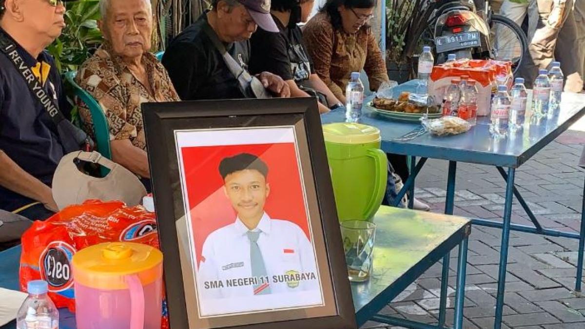 PENGEROYOKAN - Rumah duka Thomas Julianus Kristianto (19) di Manukan Kulon, Tandes, Kota Surabaya.