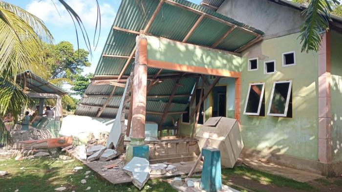 KERUSAKAN - Dampak gempa bumi magnitudo 7,7 di wilayah Sangihe, Sulawesi Utara, Senin (8/6/2026). Sejumlah rumah warga di Desa Kawio, Kecamatan Marore, Kabupaten Kepulauan Sangihe, mengalami kerusakan.