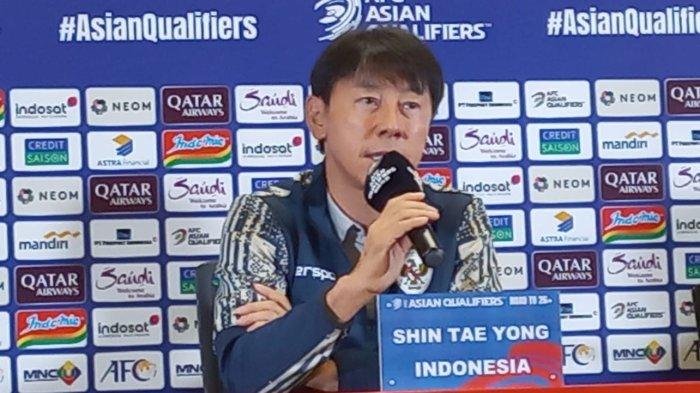 Pelatih Timnas Indonesia, Shin Tae-yong saat hadir dalam sesi pre match conference kontra Australia di Media Center SUGBK, Senayan, Jakarta, Senin (9/9/2024).